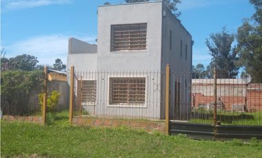 LATORRE PROP. VENDE CASA DE 3 AMB. CON HERMOSO PARQUE