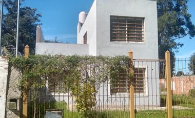 LATORRE PROP. VENDE CASA DE 3 AMB. CON HERMOSO PARQUE