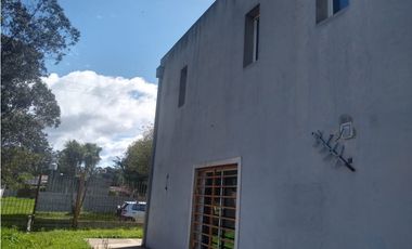 LATORRE PROP. VENDE CASA DE 3 AMB. CON HERMOSO PARQUE