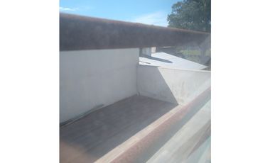 LATORRE PROP. VENDE CASA DE 3 AMB. CON HERMOSO PARQUE