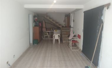 LATORRE PROP. VENDE CASA DE 3 AMB. CON HERMOSO PARQUE