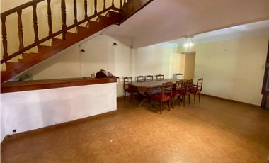 LATORRE PROP. VENDE CHALET DE 5 AMB. CON HERMOSO PARQUE