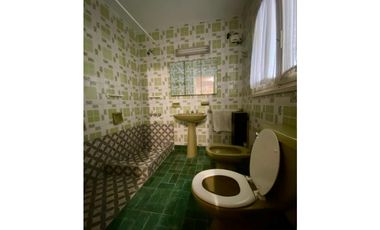 LATORRE PROP. VENDE CHALET DE 5 AMB. CON HERMOSO PARQUE