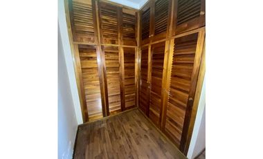 LATORRE PROP. VENDE CHALET DE 5 AMB. CON HERMOSO PARQUE