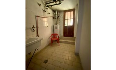 LATORRE PROP. VENDE CHALET DE 5 AMB. CON HERMOSO PARQUE