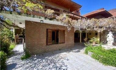 LATORRE PROP. VENDE CHALET DE 5 AMB. CON HERMOSO PARQUE