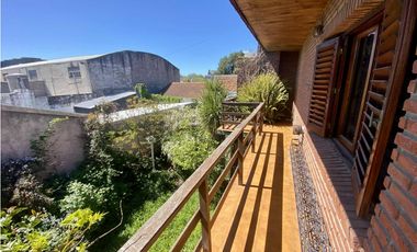LATORRE PROP. VENDE CHALET DE 5 AMB. CON HERMOSO PARQUE