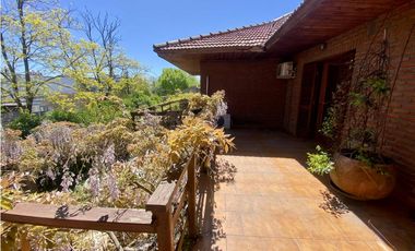 LATORRE PROP. VENDE CHALET DE 5 AMB. CON HERMOSO PARQUE