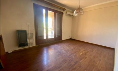 LATORRE PROP. VENDE CHALET DE 5 AMB. CON HERMOSO PARQUE