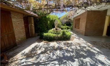 LATORRE PROP. VENDE CHALET DE 5 AMB. CON HERMOSO PARQUE