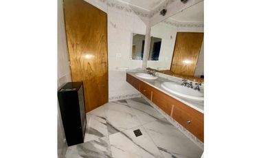 LATORRE PROP. VENDE CHALET DE 5 AMB. CON HERMOSO PARQUE