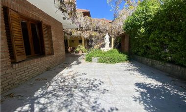 LATORRE PROP. VENDE CHALET DE 5 AMB. CON HERMOSO PARQUE