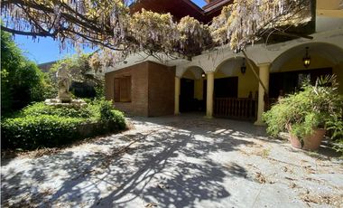 LATORRE PROP. VENDE CHALET DE 5 AMB. CON HERMOSO PARQUE