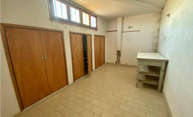 LATORRE PROP. VENDE CHALET DE 5 AMB. CON HERMOSO PARQUE