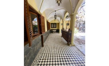 LATORRE PROP. VENDE CHALET DE 5 AMB. CON HERMOSO PARQUE