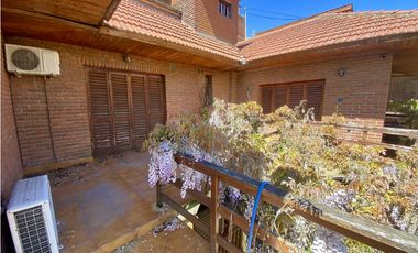 LATORRE PROP. VENDE CHALET DE 5 AMB. CON HERMOSO PARQUE