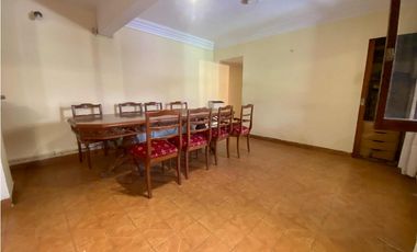 LATORRE PROP. VENDE CHALET DE 5 AMB. CON HERMOSO PARQUE