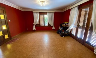 LATORRE PROP. VENDE CHALET DE 5 AMB. CON HERMOSO PARQUE