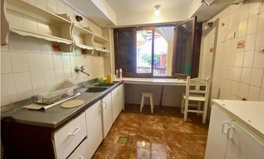 LATORRE PROP. VENDE CHALET DE 5 AMB. CON HERMOSO PARQUE