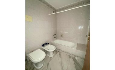 LATORRE PROP. VENDE CHALET DE 5 AMB. CON HERMOSO PARQUE