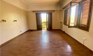 LATORRE PROP. VENDE CHALET DE 5 AMB. CON HERMOSO PARQUE