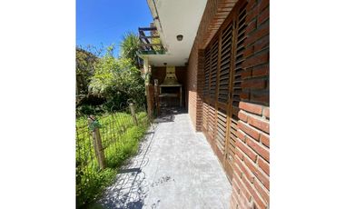 LATORRE PROP. VENDE CHALET DE 5 AMB. CON HERMOSO PARQUE