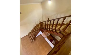 LATORRE PROP. VENDE CHALET DE 5 AMB. CON HERMOSO PARQUE