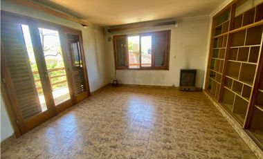 LATORRE PROP. VENDE CHALET DE 5 AMB. CON HERMOSO PARQUE