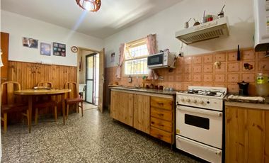 LATORRE PROP. VENDE CHALET EN PH - HERMOSO ENTORNO