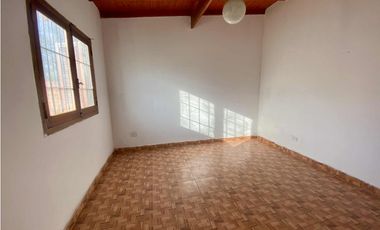 LATORRE PROP. VENDE CASA 2 AMB CON PARQUE