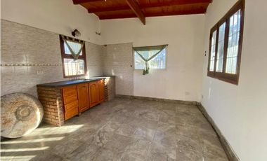 LATORRE PROP. VENDE CASA 2 AMB CON PARQUE
