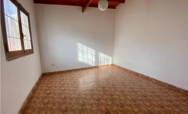 LATORRE PROP. VENDE CASA 2 AMB CON PARQUE