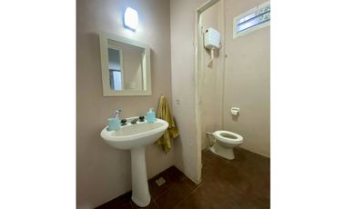 LATORRE PROP. VENDE CASA CON DEPOSITO Y TALLER