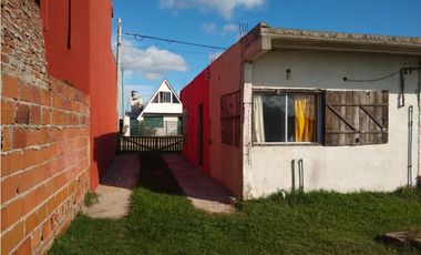 LATORRE PROP. VENDE CASA EN BARRIO SANTA ELENA - A METROS DEL MAR