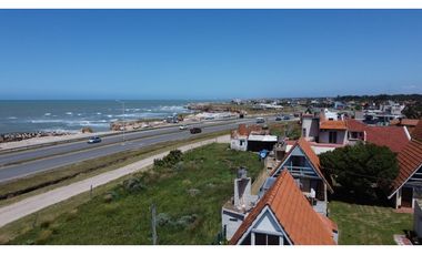 LATORRE PROP. VENDE CASA EN BARRIO SANTA ELENA - A METROS DEL MAR