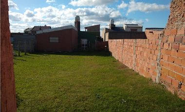 LATORRE PROP. VENDE CASA EN BARRIO SANTA ELENA - A METROS DEL MAR