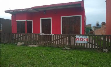 LATORRE PROP. VENDE CASA EN BARRIO SANTA ELENA - A METROS DEL MAR