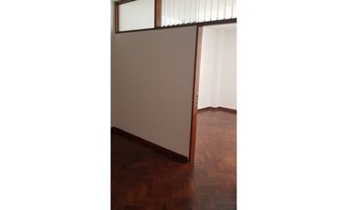 VENDO OFICINA A MTS DE TRIBUNALES Y PATIO OLMOS