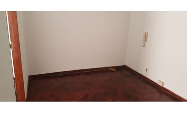 VENDO OFICINA A MTS DE TRIBUNALES Y PATIO OLMOS