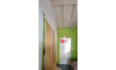 LATORRE PROP. VENDE CASA DE 3 AMBIENTES C/ LOCAL Y DUPLEX AL FONDO -