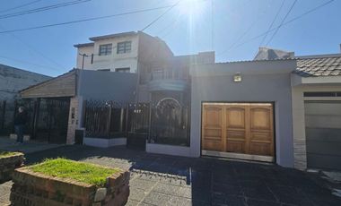 Excelente Casa 4 amb, Jardin,quincho, coch, Lanús.