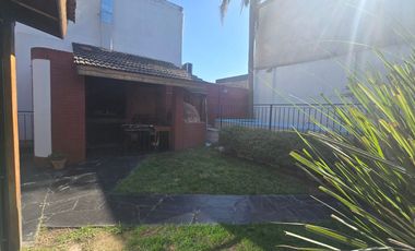 Excelente Casa 4 amb, Jardin,quincho, coch, Lanús.
