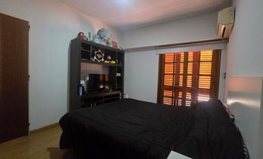 Excelente Casa 4 amb, Jardin,quincho, coch, Lanús.