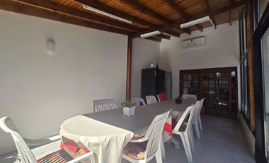 Excelente Casa 4 amb, Jardin,quincho, coch, Lanús.