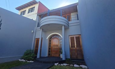 Excelente Casa 4 amb, Jardin,quincho, coch, Lanús.