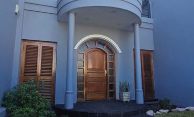 Excelente Casa 4 amb, Jardin,quincho, coch, Lanús.