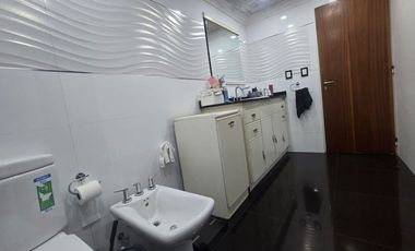 Excelente Casa 4 amb, Jardin,quincho, coch, Lanús.