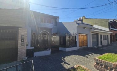 Excelente Casa 4 amb, Jardin,quincho, coch, Lanús.