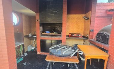 Excelente Casa 4 amb, Jardin,quincho, coch, Lanús.