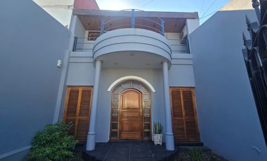 Excelente Casa 4 amb, Jardin,quincho, coch, Lanús.